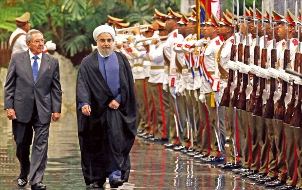 쿠바 군 사열하는 이란 대통령 
