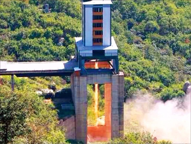 북한이 20일 공개한 대륙간탄도미사일(ICBM)용 신형 로켓 엔진이 평안북도 철산군 동창리 미사일 실험장에서 화염을 내뿜고 있다. 연합뉴스