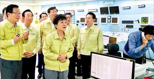 박근혜 대통령은 20일 경주 월성 원자력발전소 1호기 주제어실을 방문해 조석 한국수력원자력 사장(맨 왼쪽) 등 직원들에게 철저한 지진 대비태세를 지시했다. 경주=강은구 기자 egkang@hankyung.com