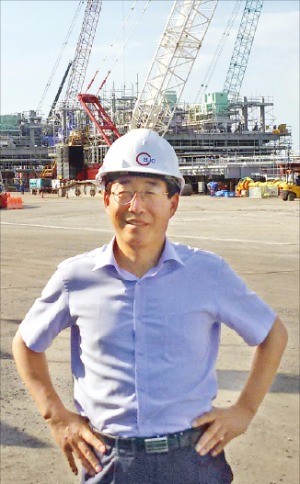 나장훈 필즈엔지니어링 대표가 태국 라용에 있는 BJC 모듈 제작 현장을 둘러보고 있다. 
