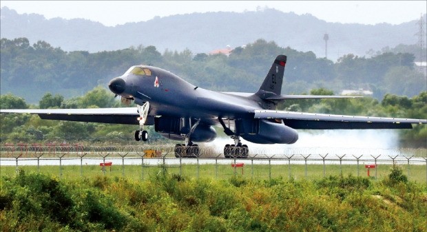 미국의 장거리 전략폭격기 B-1B ‘랜서’가 21일 경기 평택 오산 미군기지에 착륙했다. B-1B가 한국 기지에 착륙한 것은 이번이 처음이다. 연합뉴스