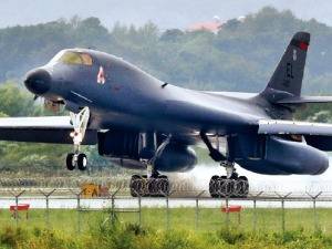 중무장하고 출격한 미국 B-1B 폭격기…군사분계선 인근 상공서 '김정은 압박'