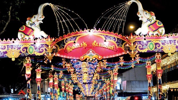 싱가포르 디파발리 축제의 화려한 야경. 