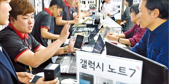배터리 결함이 발견된 갤럭시노트7을 새 제품으로 바꿔간 소비자가 22일 기준 10만명을 넘어섰다. KT 광화문점을 찾은 소비자들이 교환과 관련해 상담을 하고 있다. 강은구 기자 egkang@hankyung.com