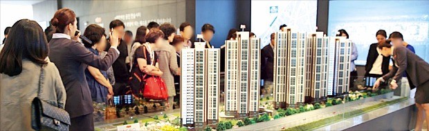대림산업이 23일 서울 잠원동 신반포5차 아파트를 재건축하는 ‘아크로리버뷰’ 모델하우스 문을 열고 분양에 나섰다. 대림산업 제공
