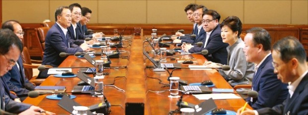 박근혜 대통령이 주재해 격주로 월요일에 여는 청와대 수석비서관 회의. 한경DB
