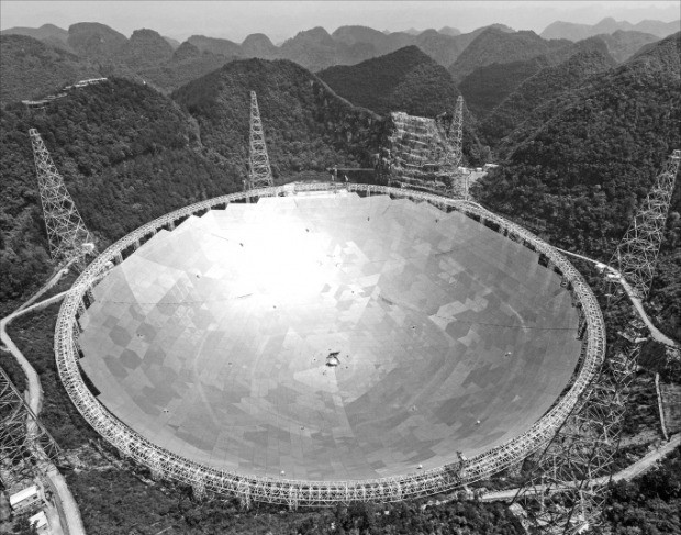 중국 구이저우성 첸난주 핑탕현 산림지대에 건설된 세계 최대 전파망원경인 톈옌이 25일(현지시간) 정식 가동에 들어갔다. 핑탕EPA연합뉴스