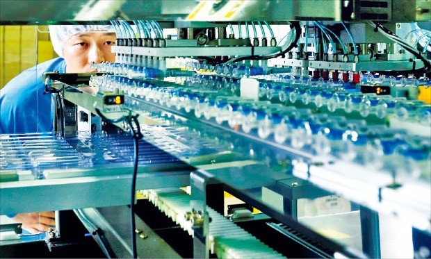 SK케미칼 직원이 경북 안동의 독감 백신 공장 ‘엘하우스’에서 생산라인을 점검하고 있다. SK케미칼 제공 