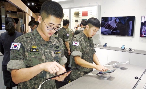 한국무역협회의 모범장병 초청행사에 참가한 장병들이 경기 수원시 삼성전자 디지털시티를 둘러보며 첨단 전자제품을 체험하고 있다. 한국무역협회 제공 