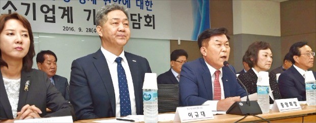 < 현대차 노조 파업 성토 > 박성택 중소기업중앙회장이 28일 서울 여의도 중소기업중앙회에서 ‘현대차 파업 등 경제현안에 대한 중소기업계 기자간담회’를 열고 현대차 파업 자제를 호소했다. 앞줄 왼쪽부터 이영 한국여성벤처협회장, 이규대 중소기업기술혁신협회장, 박 회장, 한무경 한국여성경제인협회장, 이용성 한국벤처캐피탈협회장. 신경훈 기자 khshin@hankyung.com