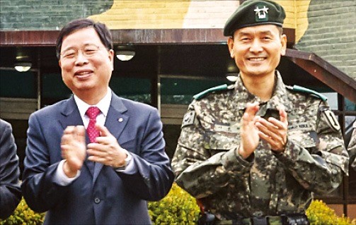 박진수 LG화학 부회장(왼쪽)이 육군 제1보병사단을 방문해 국군 장병들에게 위문금과 생활용품세트 등 위문품을 전달하고 있다. LG화학 제공 