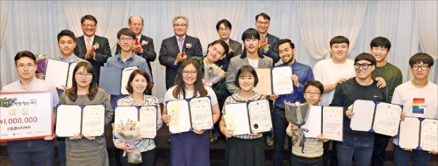 ‘2016 장영실 발명·창업대전’ 시상식이 29일 한국경제신문사 다산홀에서 열렸다. 수상자들과 개최기관 관계인사들이 한자리에 모였다. 이 행사는 한국경제신문사, 호서대가 공동 주최하고 산업통상자원부가 후원했다. 김영우 기자 youngwoo@hankyung.com