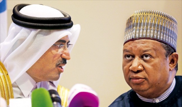 < 심각한 OPEC 사무총장 > 무함마드 살레 압둘라 알사다 카타르 에너지장관(왼쪽)과 무함마드 바르킨도 석유수출국기구(OPEC) 사무총장이 28일(현지시간) 알제리 수도 알제에서 열린 OPEC 회의가 끝난 뒤 기자회견장에서 얘기하고 있다. OPEC 회원국은 이날 원유 생산량 감축에 나서기로 합의했다. 알제EPA연합뉴스