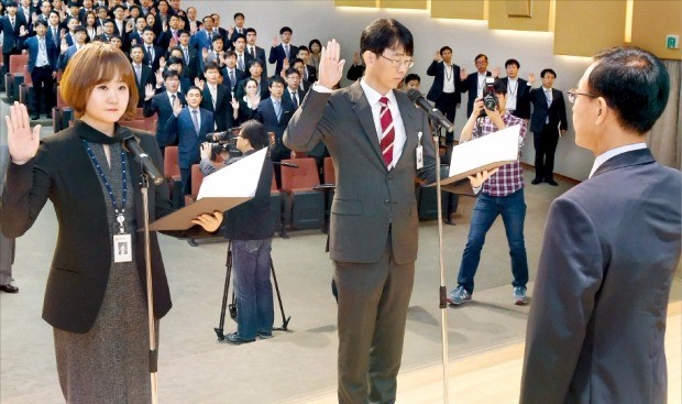 검찰 직원들이 30일 서울 서초동 대검찰청에서 열린 ‘청렴 서약식’에서 선서를 하고 있다. 김수남 검찰총장(오른쪽)은 이날 행사에서 “검찰의 명예가 바닥에 떨어졌다”며 대국민 사과를 했다. 김영우 기자 youngwoo@hankyung.com