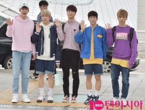 [TEN PHOTO]아스트로 &#39;수줍은 손인사에 여심 흔들흔들&#39;