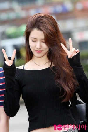 [TEN PHOTO] 스피카 양지원, 이른 아침 '눈이 안떠져요~'(뮤직뱅크 출근길)