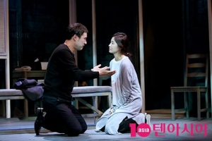 [TEN PHOTO] 배성우 김소진, '안나에게 떠나지 말라고 설득하는 래리'(클로저)