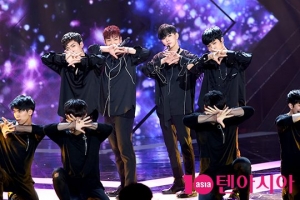 [TEN PHOTO]  뉴이스트, '잠옷같은 독특한 무대의상'(더쇼)