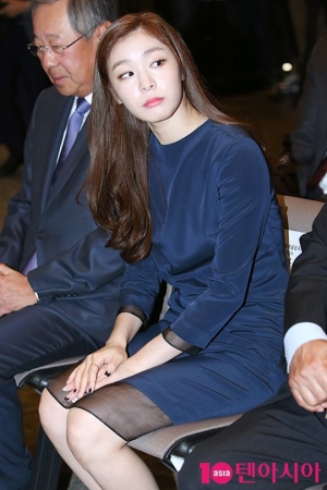 [TEN PHOTO] 내다보는 '피겨 퀸' 김연아