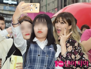 [TEN PHOTO]김주나 &#39;팬들과 애교 넘치는 표정&#39;