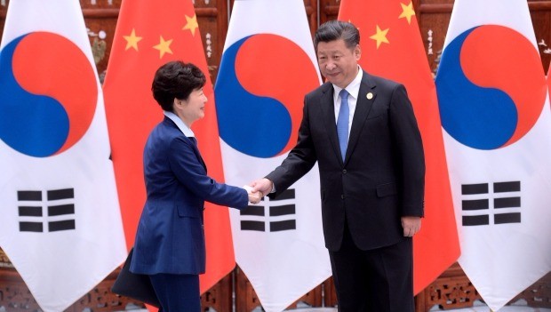  박근혜 대통령과 시진핑 중국 국가주석이 5일 오전(현지시간)  중국 항저우에서 열린 한-중 정상회담에서 악수하고 있다. 연합뉴스