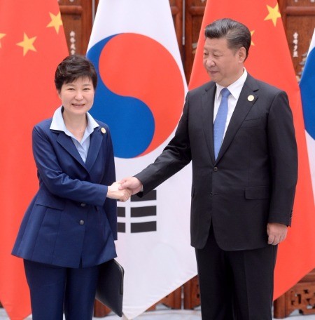박근혜 대통령과 시진핑 중국 국가주석이 5일 오전(현지시간) 중국 항저우 서호에서 열린 한-중 정상회담에서 악수하고 있다. 연합뉴스