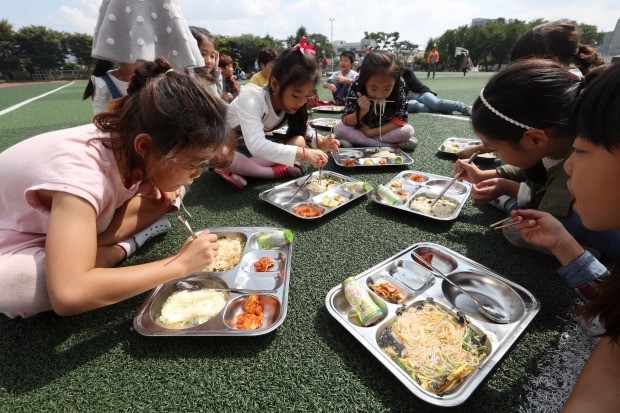 21일 오전 경북 경주 남남서쪽 10㎞에서 규모 3.5의 지진이 발생하자 경주시 구정동 불국사초등학교 학생들이 운동장에서 점심을 먹고 있다.연합뉴스