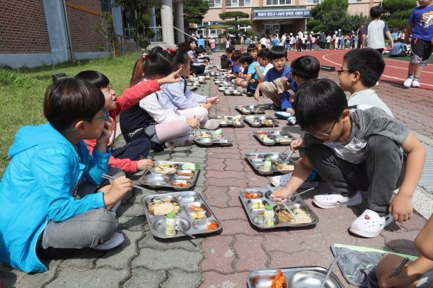  21일 오전 경북 경주 남남서쪽 10㎞에서 규모 3.5의 지진이 발생해 경주시 구정동 불국사초등학교 학생들이 운동장에서 점심을 먹고 있다. 연합뉴스