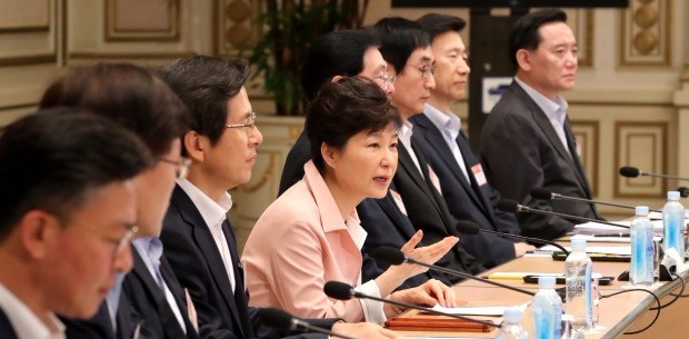 박근혜 대통령이 24일 오후 청와대에서 열린 2016년 장·차관 워크숍을 주재하고 있다. 연합뉴스