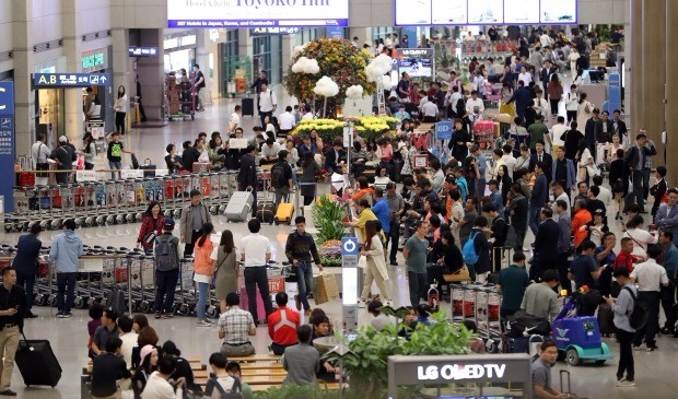 < 중국 국경절 연휴 앞두고 붐비는 공항 > 10월 1~7일 중국 국경절 연휴를 앞두고 30일 오후 인천공항 입국장이 중국인 관광객(유커) 등 여행객들로 붐비고 있다.  올해 중국 국경절에는 작년의 20만 명보다 더 많은 22만~24만 명의 유커가 방한할 것으로 예상된다.   연합뉴스