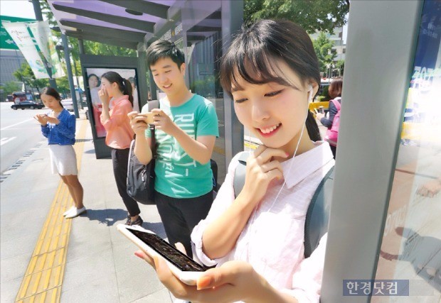 서울 광화문 인근 버스 정류장에서 KT 가입자가 무선 데이터 서비스를 이용하고 있다. / 사진=KT 제공