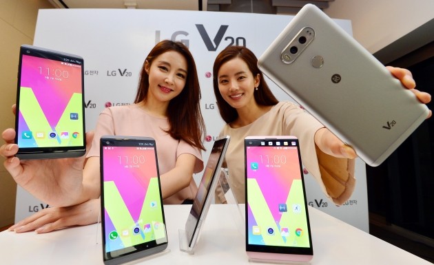 LG 프리미엄 스마트폰 V20 신제품 발표회에서 모델들이 제품을 소개하고
 있다./허문찬기자