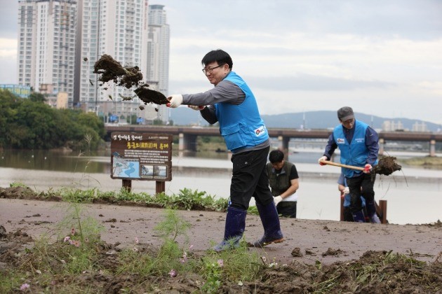 김정래 한국석유공사 사장이 태화강변 토사를 정리하고 있다.
