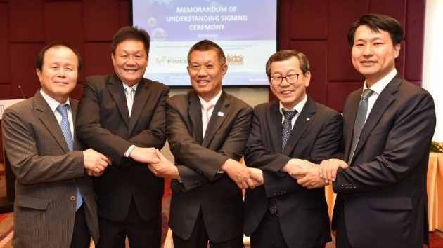 한국마이스협회(회장 김응수)와 태국 인센티브·컨벤션협회(TICA)는 동남아시아 단체관광 공동 유치와 교육·연수 프로그램 운영 등 상호협력을 위한 업무협약을 지난달 29일 태국 방콕컨벤션센터에서 체결했다. / 한국마이스협회 제공.  