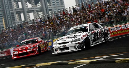 전 일본 프로 드리프트 선수권(D1GP) 오다이바 특설 서킷에서 드리프트를 선보이는 드라이버들. 사진=위키피디아