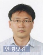 KAIST 정문술과학저널리즘대상을 수상하는 김기범 기자.