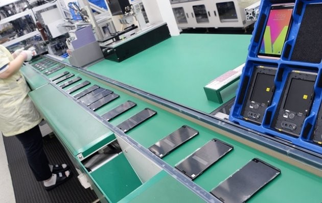 ‘LG 디지털 파크’에서 LG전자 플래그십 스마트폰 'V20'를 생산하는 모습. 이달 말 'V20'의 북미 출시를 앞둔 LG전자 직원이 공장 라인에서 'V20' 생산 작업에 집중하고 있다. 