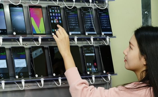 '가속 수명 시험실'은 소비자가 장기간 휴대폰을 사용할 때 성능이 저하되지 않는지를 점검하는 곳으로 주요 부품의 성능을 한계치까지 끌어올려 테스트 한다. / 제공 LG전자