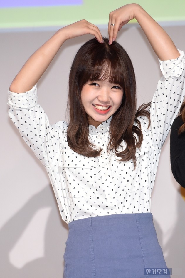 [HEI포토] 아이오아이 최유정, '빙구웃음 지으며 하트 발사'