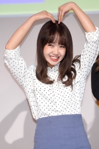  아이오아이 최유정, '빙구웃음 지으며 하트 발사'