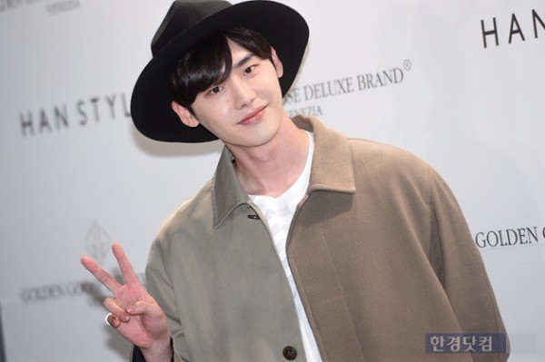 [HEI포토] 이종석, '만화책 찢고나왔어요~'