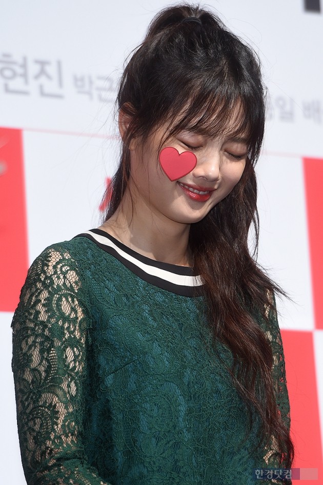 [HEI포토] 김유정, '얼굴에 스티커를 붙여도 귀여워~'