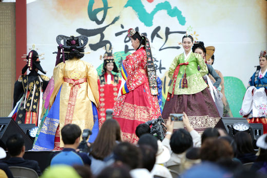 한빛단, ‘북한산 한문화 페스티벌’ 한복 패션쇼에서 아름다운 자태 뽐내