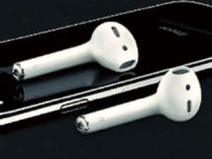 애플, 무선 이어폰 '에어팟' 시판 연기…왜?