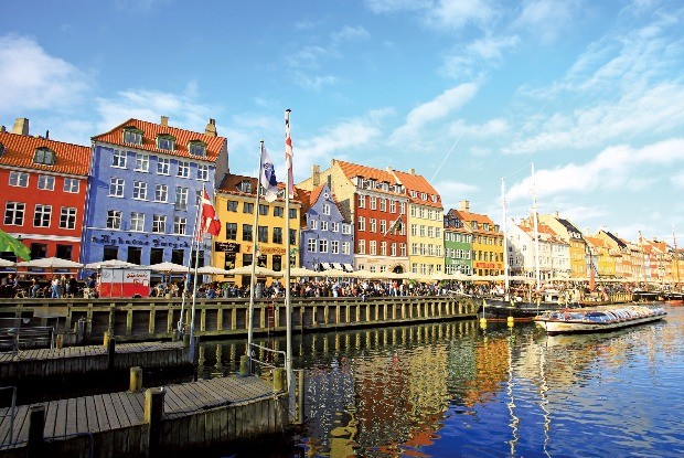  낭만이 흐르는 운하, 코펜하겐 뉘하운의 여유로운 풍경. 