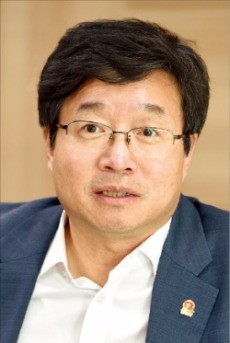 염태영 수원시장이 한국경제신문과의 인터뷰에서 수원컨벤션센터가 들어서는 광교신도시의 마이스 인프라에 대해 설명하고 있다. 