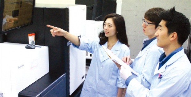 마크로젠 연구원들이 서울 가산동에 있는 본사 연구실에서 유전자 분석을 하고 있다. 마크로젠 제공