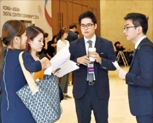‘2016 한·아세안 디지털콘텐츠 콘퍼런스’ 행사장에서 참가자들이 이야기하고 있다. 신경훈 기자 ksshin@hankyung.com 