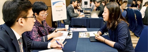 5일 서울 상암동 스탠포드호텔에서 열린 ‘2016 한·아세안 디지털콘텐츠 콘퍼런스’에 참가한 기업 관계자들이 비즈니스 상담을 하고 있다. 신경훈 기자 ksshin@hankyung.com 