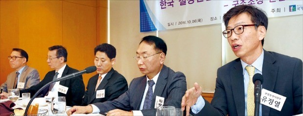 국가미래연구원이 주최하고 한국경제신문사가 후원한 제14회 산업경쟁력포럼이 6일 서울 장충동 서울클럽에서 열렸다. 왼쪽부터 신현곤 포스코경영연구원 전무, 민동준 연세대 신소재공학부 교수, 최문선 한국투자증권 수석연구원, 양세훈 서울대 객원교수, 유정열 산업통상자원부 소재부품정책관. 김영우 기자  youngwoo@hankyung.com 